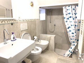 Apartamento, 1 cama de casal e sofá-cama (Via Domenico Grillo 2) | Banheiro | Chuveiro com efeito de chuva, produtos de toalete grátis