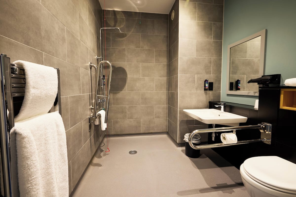 standard room, 1 queen bed, accessible | bathroom | shower, rainfall showerhead, free toiletries, hair dryer