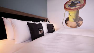 Ropa de cama de alta calidad y caja de seguridad en la habitación