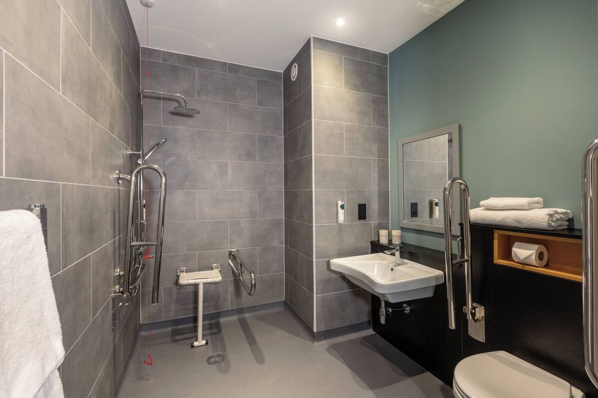 shower, rainfall showerhead, free toiletries, hair dryer
