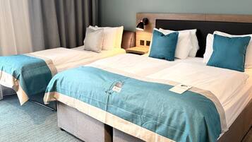 Premium bedding, in-room safe, laptop workspace, blackout curtains