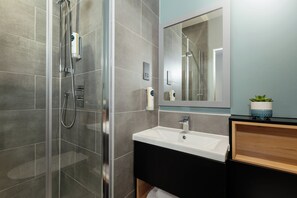 Shower, rainfall showerhead, free toiletries, hair dryer - Holiday Inn - the niu, Loom Manchester North by IHG (Manchester)