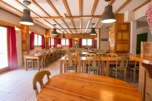 Déjeuner, dîner et souper servis sur place