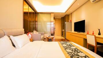 Habitación doble superior | Escritorio, cortinas blackout y tabla de planchar con plancha