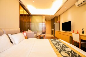 园景大床房 | 办公桌、遮光窗帘、熨斗/熨板、免费 WiFi