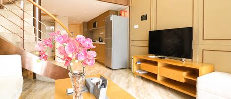 Executive-Loft, 1 Doppelbett | Wohnbereich | Flachbildfernseher