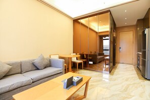 家庭套房 | 办公桌、遮光窗帘、熨斗/熨板、免费 WiFi