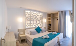 Apartament superior, terrassa | Caixa forta a l'habitació i espai de treball apte per a portàtils 