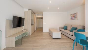 Apartamento superior, terraza | Zona de estar | Una televisión de pantalla plana