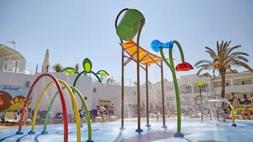 Utomhuspool, öppet 10.00 till 18.00, parasoller och solstolar