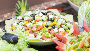 Ensalada con diversas verduras y queso.