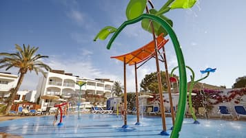 Utomhuspool, öppet 10.00 till 18.00, parasoller och solstolar