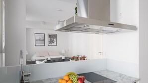 Studio | Private kitchen | Fridge, oven, stovetop, cookware/dishes/utensils - Kotimaailma Helsinki - Albertinkatu 8 (Helsinki)