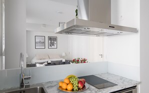 Studio | Private kitchen | Fridge, oven, stovetop, cookware/dishes/utensils - Kotimaailma Helsinki - Albertinkatu 8 (Helsinki)