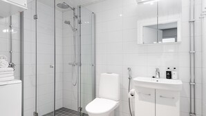 Studio | Bathroom | Shower, hair dryer, towels, soap - Kotimaailma Helsinki - Albertinkatu 8 (Helsinki)