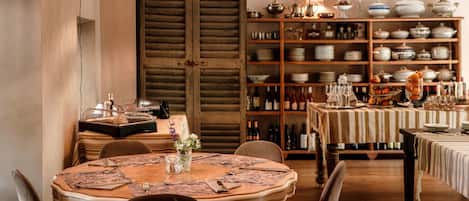 Desayuno buffet (EUR 16 por persona)