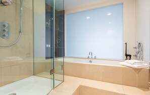 Apartamento, 3 quartos | Banheiro | Chuveiro/banheira combinados, produtos de toalete grátis