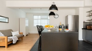 Apartment, 3 Bedrooms | In-room dining
