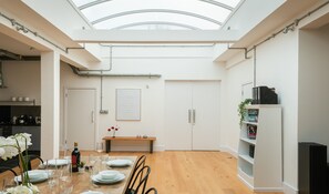 Apartment, 3 Schlafzimmer | Essbereich im Zimmer