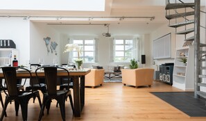 Apartamento, 3 quartos | Opções para refeição no quarto