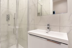 Deluxe Lower Ground Floor Studio | Salle de bain | Douche, douche à « effet pluie », articles de toilette gratuits