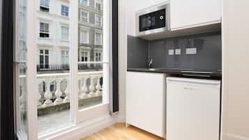 Small Studio Apartment | Cuisine privée | Réfrigérateur, micro-ondes, plaque de cuisson, machine à expresso
