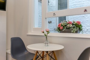 Rear Small Studio Apartment | Opções para refeição no quarto