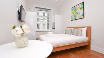 Small Studio Apartment | Coin séjour | TV connectée de 37 pouces avec chaßnes par cùble, télévision
