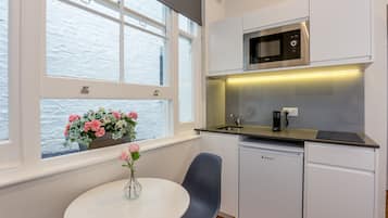 Rear Small Studio Apartment | Coin séjour | TV connectée de 37 pouces avec chaßnes par cùble, télévision
