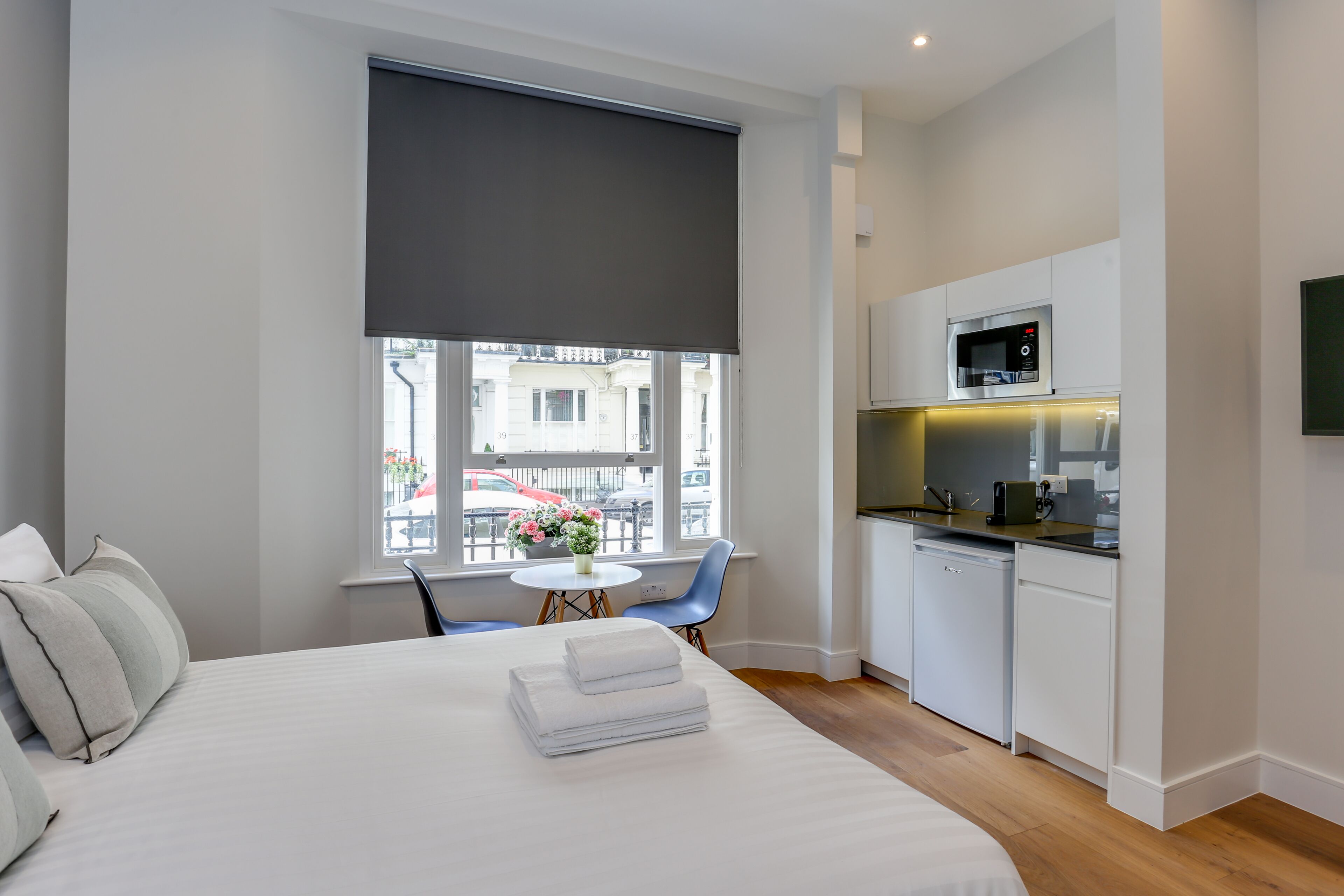 Standard Studio Apartment | Coin séjour | TV connectée de 37 pouces avec chaînes par câble, télévision