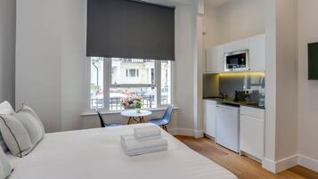 Standard Studio Apartment | Coin séjour | TV connectée de 37 pouces avec chaßnes par cùble, télévision