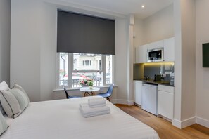 Standard Studio Apartment | Wohnbereich | 37-Zoll-Smart-TV mit Kabelempfang, Fernseher, Fußbodenheizung