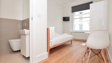 Small Studio Apartment | Salle de bain | Douche, douche à « effet pluie », articles de toilette gratuits