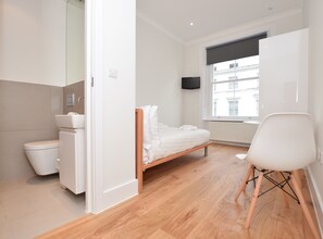 Small Studio Apartment | Badezimmer | Dusche, Regendusche, kostenlose Toilettenartikel, Haartrockner