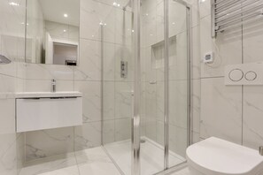 Small Lower Ground Floor Studio | Baño | Regadera, regadera tipo lluvia, amenidades de baño gratuitas 