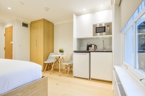 Top Floor Small Studio | Eigene Küche | Kühlschrank, Mikrowelle, Herdplatte, Espressomaschine