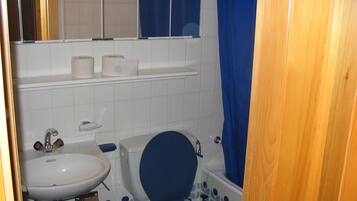 Family Apartment | Bathroom | Combined shower/bathtub, towels