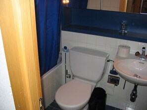 Family Apartment | Bathroom | Combined shower/tub, towels - Appartement Topaze 511 (Ayent)