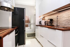 Studio | Dapur kecil peribadi | Peti sejuk/penyejuk beku saiz penuh, ketuhar gelombang mikro, ketuhar 