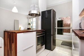 Estudi | Cuina bàsica privada | Frigorífic gran, microones, forn i placa de cuina