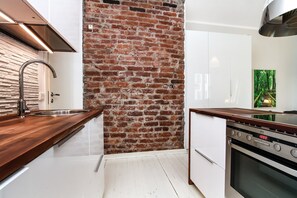 Studio | Private kitchenette | Full-size fridge, microwave, oven, stovetop - Kotimaailma Helsinki - Eerikinkatu 29 (Helsinki)