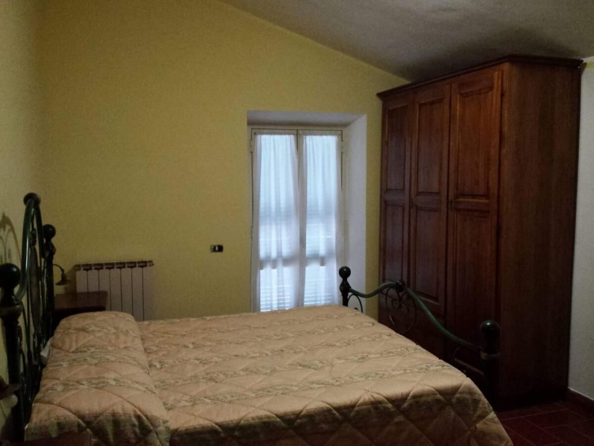 Een bureau, gratis babybedden, gratis wifi, beddengoed