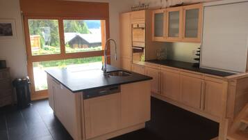 Luxury Chalet | Dapur peribadi | Peti sejuk/penyejuk beku saiz penuh, ketuhar gelombang mikro, ketuhar