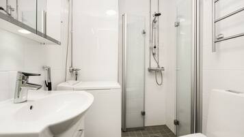 Studio (Loft Bed & 2 Single Beds) | Bathroom | Shower, hair dryer, towels, soap