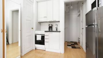 Studio (Loft Bed & 2 Single Beds) | Yksityinen keittonurkkaus | Täysikokoinen jääkaappi, mikroaaltouuni, uuni, liesi