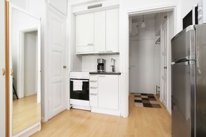 Studio (Loft Bed & 2 Single Beds) | Eigene Kochnische | Großer Kühlschrank, Mikrowelle, Ofen, Herdplatte