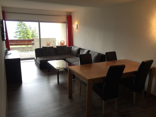 Luxury Apartment | Living room | Flat-screen TV
