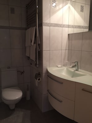 Luxury Apartment | Bathroom | Hair dryer, towels, soap, shampoo