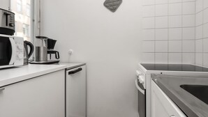 Studio | Private kitchen | Mini-fridge, oven, stovetop, cookware/dishes/utensils - Kotimaailma Helsinki - Vuorimiehenkatu 31 (Helsinki)
