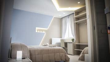 Dreibettzimmer (Zaffiro) | Individuell dekoriert, individuell eingerichtet, Schreibtisch